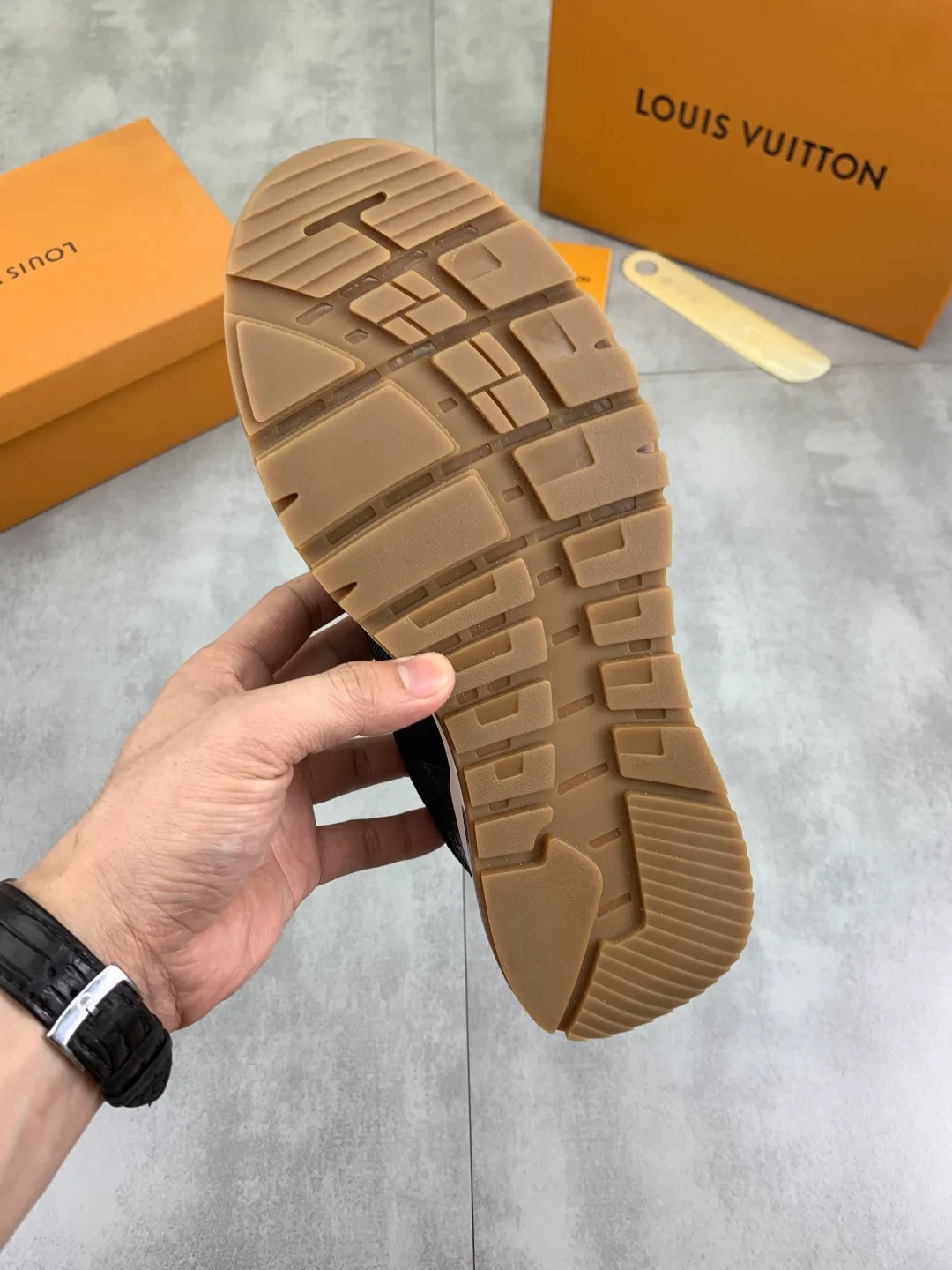 Men's Men's Shoes 💰P440💰【New Style】Yangli🆘 💭💭New model launched【LOUlS VUlTTON】Louis Vuitton's new low-top men's shoes, high quality, support inspection! This style comes from Italy with a variety of styles, very energetic and creative, giving people a comfortable and atmospheric visual impact❗Synchronization, the upper is made of silk calfskin with original LV, imported soft sheepskin lining🐑Purely hand-stitched; LV original rubber outsole 2️⃣color options available Size: 38~44
